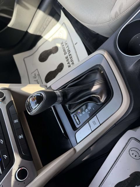 Used 2017 Hyundai Elantra SE FWD image 18