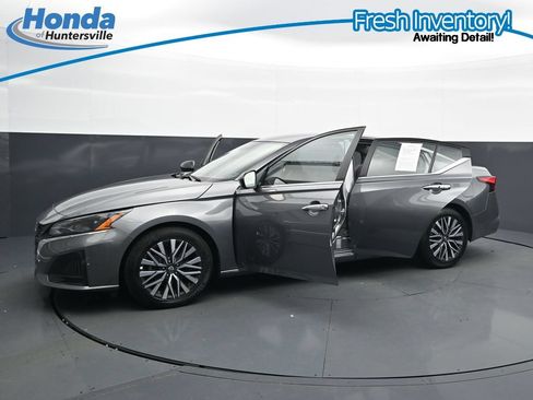 Used 2025 Nissan Altima 2.5 SV FWD image 41