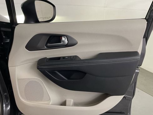 Used 2023 Chrysler Pacifica Touring-L image 22