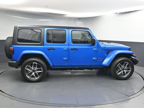 Used 2024 Jeep Wrangler Unlimited w/ Convenience Group AWD/4WD image 8