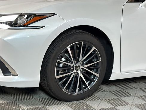 Certified 2024 Lexus ES 300h w/ Premium Package image 4