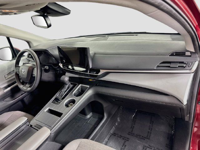 Used 2025 Toyota Sienna LE w/ LE Plus Package FWD image 31
