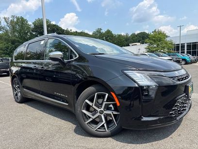 New 2027 Chrysler Pacifica Pinnacle w/ Theater Group