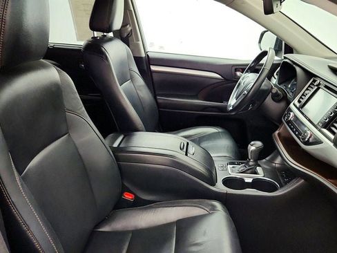 Used 2018 Toyota Highlander XLE AWD/4WD image 25