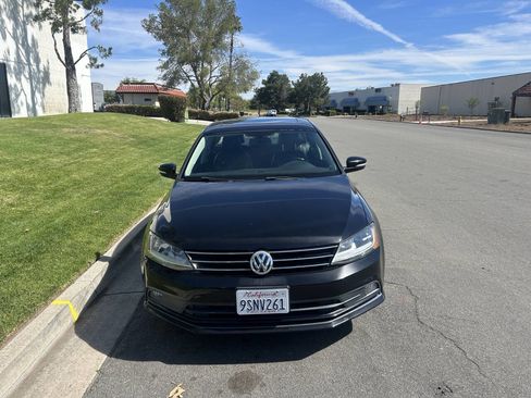 Used 2017 Volkswagen Jetta SEL image 2