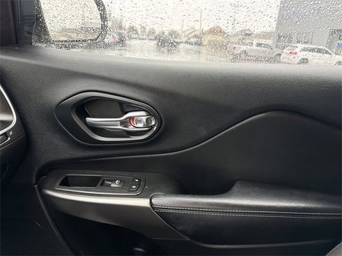 Used 2019 Jeep Cherokee Latitude w/ Popular Appearance Group image 25