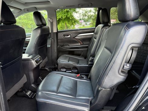 Used 2019 Toyota Highlander XLE AWD/4WD image 39