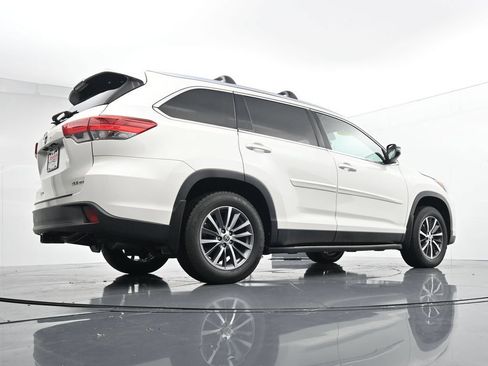 Used 2019 Toyota Highlander XLE AWD/4WD image 37