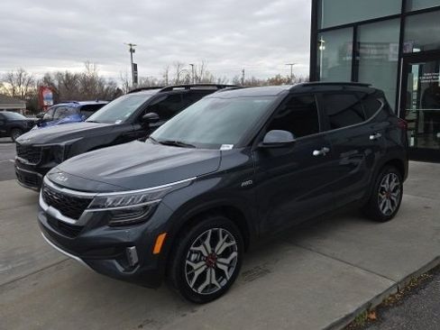 Certified 2023 Kia Seltos SX w/ SX Sunroof Package image 2