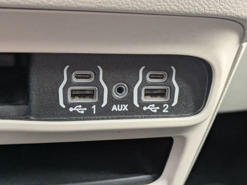 Used 2023 Chrysler Voyager LX image 27