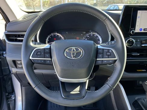 Used 2023 Toyota Highlander XLE image 14