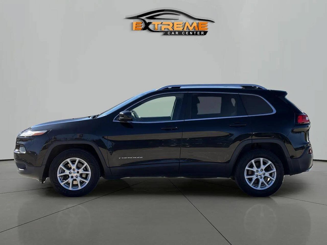 Used 2015 Jeep Cherokee Latitude w/ Cold Weather Group AWD/4WD image 3
