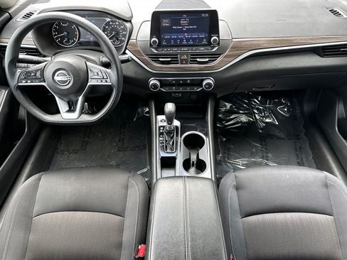 Used 2024 Nissan Altima 2.5 SV FWD image 3