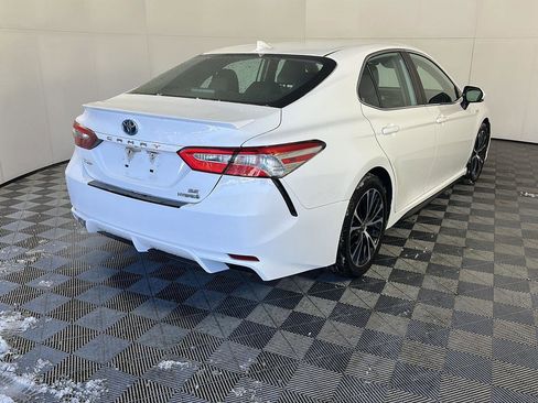 Used 2020 Toyota Camry SE w/ Sunroof Package image 5