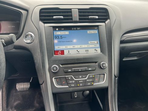 Used 2018 Ford Fusion SE w/ Fusion SE Technology Package FWD image 19