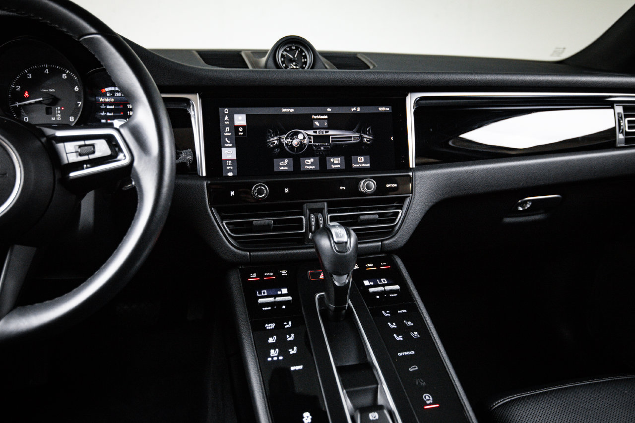 Certified 2023 Porsche Macan AWD/4WD image 19
