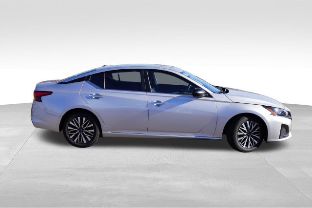 Used 2025 Nissan Altima 2.5 SV FWD image 3