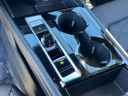 Used 2024 Volkswagen Atlas Cross Sport SE image 27