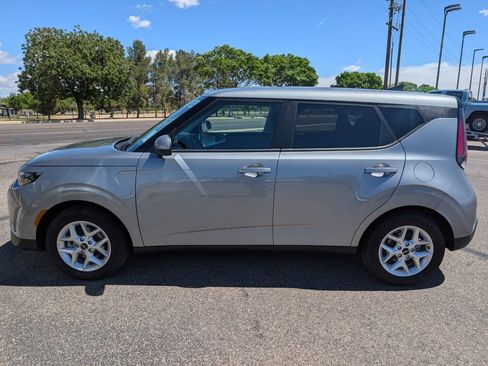 Used 2025 Kia Soul LX w/ LX Technology Package FWD image 2