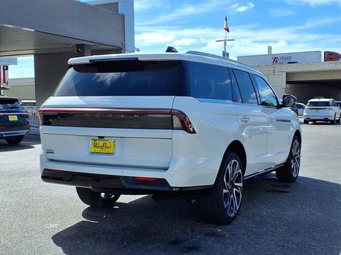 New 2026 Lincoln Navigator Reserve AWD/4WD image 2