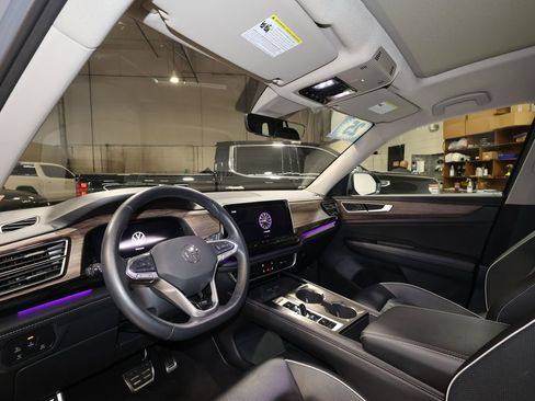 Used 2025 Volkswagen Atlas SEL Premium R-Line image 9