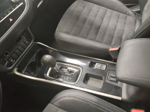 Used 2020 Mitsubishi Outlander SE FWD image 26