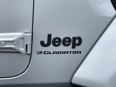 Used 2024 Jeep Gladiator Sport AWD/4WD image 8