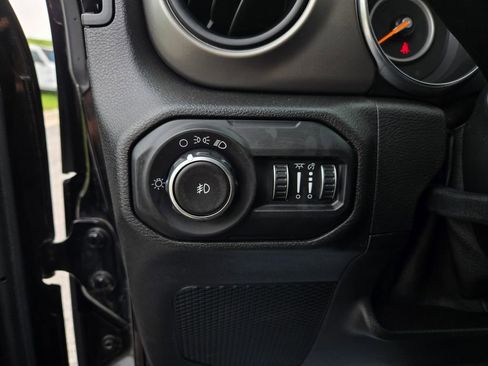 Used 2019 Jeep Wrangler Sport AWD/4WD image 13