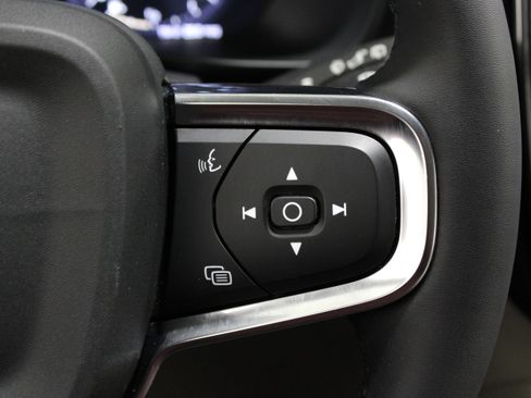Used 2022 Volvo XC40 T4 Momentum FWD image 9