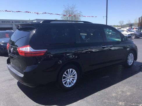 Used 2017 Toyota Sienna XLE w/ XLE Navigation Package FWD image 5