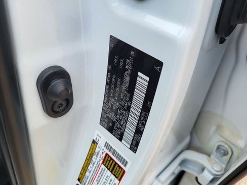 Used 2025 Toyota Highlander XLE image 28