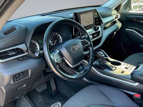 Used 2023 Toyota Highlander LE FWD image 16