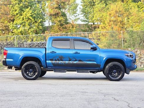 Used 2017 Toyota Tacoma SR5 w/ Tow Package RWD image 9