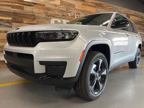New 2025 Jeep Grand Cherokee L Altitude image 11