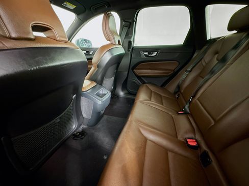 Used 2023 Volvo XC60 B5 Plus FWD image 23