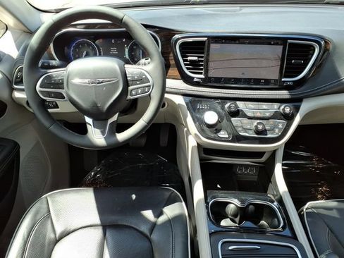 Used 2024 Chrysler Pacifica Limited FWD image 18