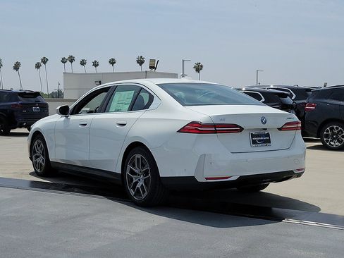 New 2026 BMW i5 eDrive40 w/ Convenience Package RWD image 2