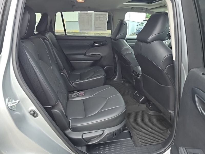Used 2021 Toyota Highlander XLE AWD/4WD image 35
