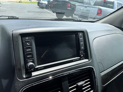 Used 2018 Dodge Grand Caravan SE FWD image 19