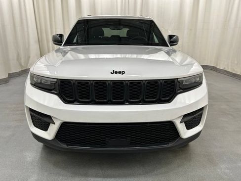 Used 2024 Jeep Grand Cherokee Altitude AWD/4WD image 29