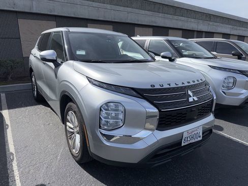 Used 2022 Mitsubishi Outlander ES image 3