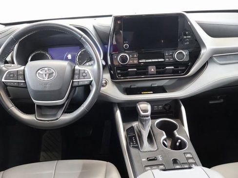 Used 2023 Toyota Highlander XLE AWD/4WD image 15