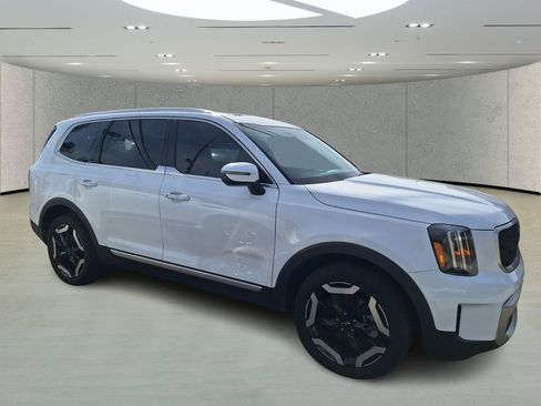 Used 2024 Kia Telluride EX w/ EX Captain's Chair Package image 6