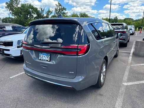 Used 2023 Chrysler Pacifica Touring-L w/ Uconnect Theater Family Group AWD/4WD image 10
