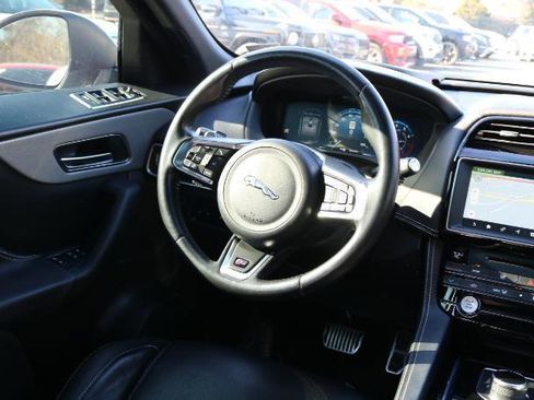 Used 2018 Jaguar F-PACE S image 24
