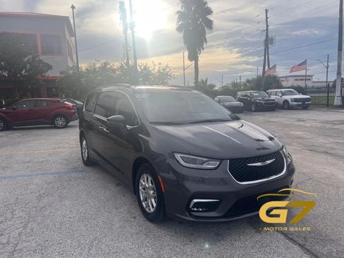 Used 2022 Chrysler Pacifica Touring-L FWD image 3