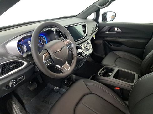 New 2026 Chrysler Pacifica Select image 10