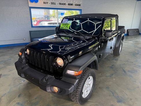 Used 2020 Jeep Gladiator Sport w/ Technology Group AWD/4WD image 4
