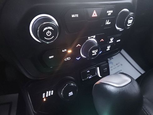 Used 2023 Jeep Renegade Limited AWD/4WD image 19