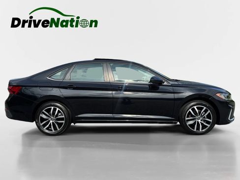 Used 2025 Volkswagen Jetta SE FWD image 4
